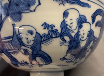 Un bol sur piedouche en porcelaine de Chine en bleu et blanc &agrave; d&eacute;cor de gar&ccedil;ons jouants, Wanli