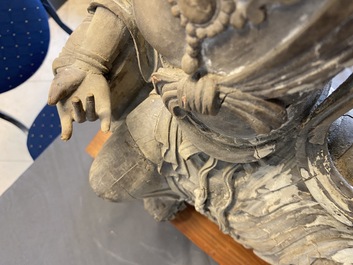 Een Chinese beschilderde houten figuur van Guanyin, Ming