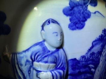 Une grande jardini&egrave;re en porcelaine de Chine en bleu et blanc &agrave; d&eacute;cor en relief, Kangxi