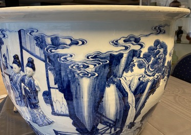 Une grande jardini&egrave;re en porcelaine de Chine en bleu et blanc &agrave; d&eacute;cor en relief, Kangxi