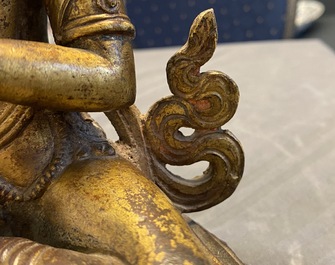 Een verguld bronzen figuur van de Witte Tara, Nepal, 16e eeuw