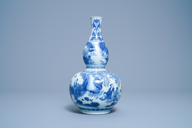 Un vase de forme double gourde en porcelaine de Chine en bleu et blanc, &eacute;poque Transition