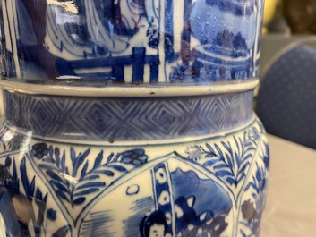 Une paire de grands vases en porcelaine de Chine en bleu et blanc &agrave; d&eacute;cor de longues dames, Kangxi