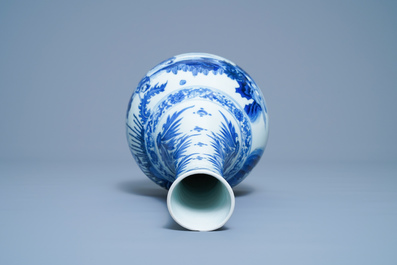 Un vase de forme bouteille en porcelaine de Chine en bleu et blanc, &eacute;poque Transition