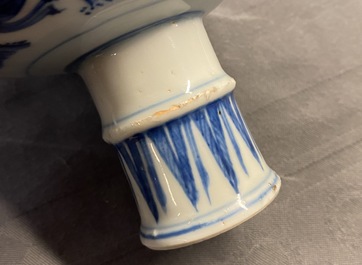 Un bol sur piedouche en porcelaine de Chine en bleu et blanc &agrave; d&eacute;cor de gar&ccedil;ons jouants, Wanli