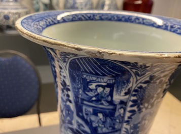 Une paire de grands vases en porcelaine de Chine en bleu et blanc &agrave; d&eacute;cor de longues dames, Kangxi