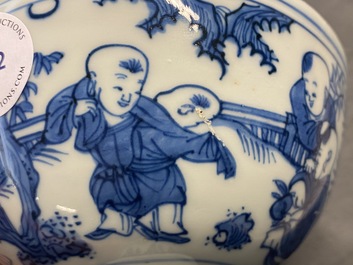 Un bol sur piedouche en porcelaine de Chine en bleu et blanc &agrave; d&eacute;cor de gar&ccedil;ons jouants, Wanli