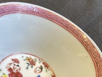 Quatre tasses et deux soucoupes en porcelaine de Chine famille rose, Yongzheng/Qianlong