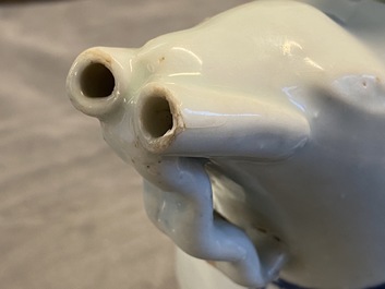 Un kendi en forme d'&eacute;l&eacute;phant en porcelaine de Chine en bleu et blanc, Wanli