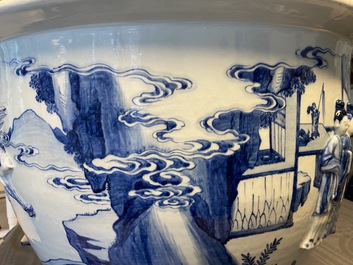 Une grande jardini&egrave;re en porcelaine de Chine en bleu et blanc &agrave; d&eacute;cor en relief, Kangxi