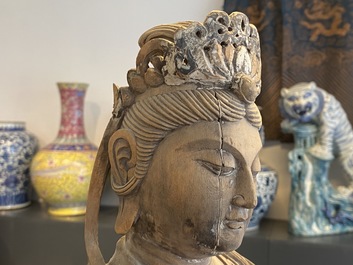 Een Chinese beschilderde houten figuur van Guanyin, Ming