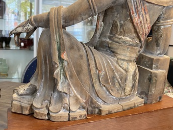 Een Chinese beschilderde houten figuur van Guanyin, Ming