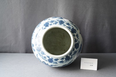 Un vase en porcelaine de Chine en bleu et blanc &agrave; d&eacute;cor de bateaux dans un paysage montagneux, Ming