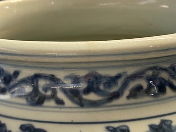 Un vase en porcelaine de Chine en bleu et blanc &agrave; d&eacute;cor de bateaux dans un paysage montagneux, Ming