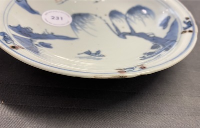 Une assiette en porcelaine de Chine en bleu, blanc et rouge de cuivre, Ming