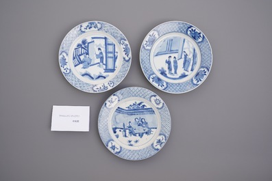 Trois assiettes en porcelaine de Chine en bleu et blanc, marques de Chenghua, Kangxi