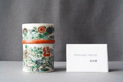 Un pot &agrave; pinceaux en porcelaine de Chine famille verte, 19&egrave;me