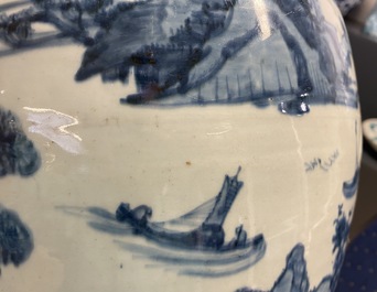 Un vase en porcelaine de Chine en bleu et blanc &agrave; d&eacute;cor de bateaux dans un paysage montagneux, Ming