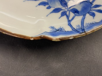 Une coupe en forme de p&ecirc;che en porcelaine de Chine en bleu et blanc ko-sometsuke pour le march&eacute; japonais, Tianqi