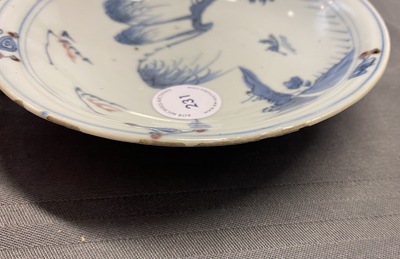 Une assiette en porcelaine de Chine en bleu, blanc et rouge de cuivre, Ming