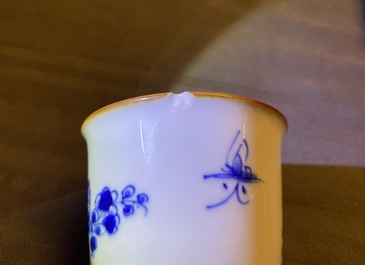 Deux tasses &agrave; vin et un bol sur piedouche en porcelaine de Chine en bleu et blanc, &eacute;poque Transition