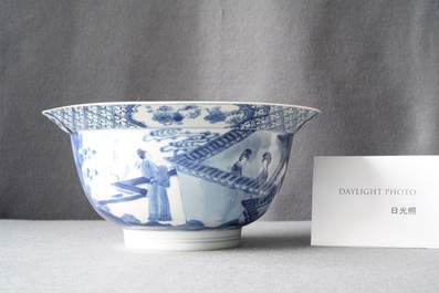 Un bol de type klapmuts en porcelaine de Chine en bleu et blanc, marque de Chenghua, Kangxi