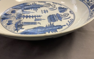 Un grand plat en porcelaine de Chine en bleu et blanc &agrave; d&eacute;cor d'un paysage, Jiajing