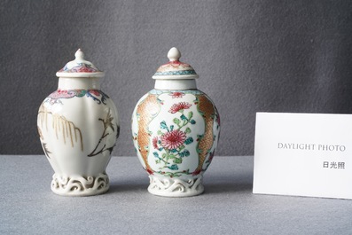 Deux bo&icirc;tes &agrave; th&eacute; en porcelaine de Chine famille rose, Yongzheng