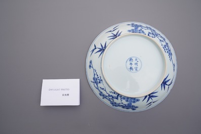 Un plat en porcelaine de Chine en bleu et blanc &agrave; d&eacute;cor 'Les trois amis de l'hiver', marque de Xuande, Kangxi