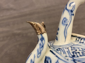 Une verseuse &agrave; vin couverte en porcelaine de Chine en bleu et blanc, Wanli