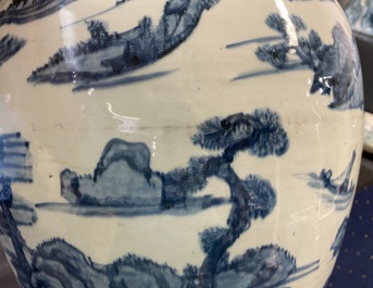 Un vase en porcelaine de Chine en bleu et blanc &agrave; d&eacute;cor de bateaux dans un paysage montagneux, Ming