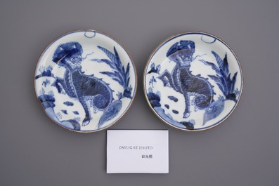 Een paar Japanse blauw-witte Arita bordjes met kylins, Edo, 17/18e eeuw