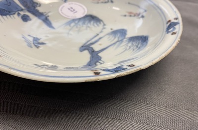Une assiette en porcelaine de Chine en bleu, blanc et rouge de cuivre, Ming