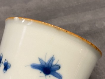 Deux tasses &agrave; vin et un bol sur piedouche en porcelaine de Chine en bleu et blanc, &eacute;poque Transition