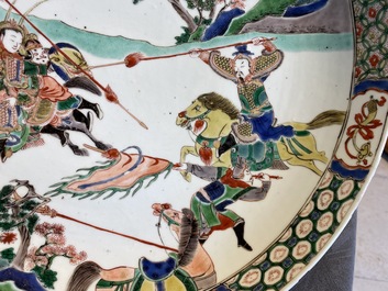 Een Chinese famille verte schotel met krijgers te paard, Kangxi