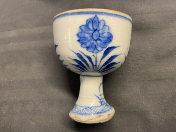 Deux tasses &agrave; vin et un bol sur piedouche en porcelaine de Chine en bleu et blanc, &eacute;poque Transition