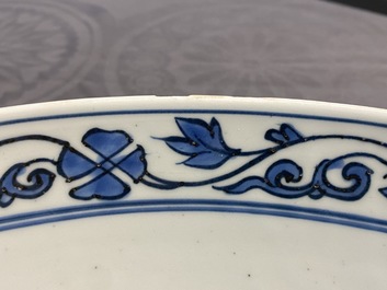 Un grand plat en porcelaine de Chine en bleu et blanc &agrave; d&eacute;cor d'un paysage, Jiajing