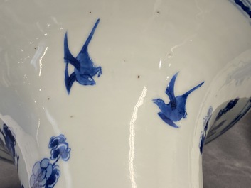 Een Chinese blauw-witte yenyen vaas met een vogel bij bloesems, Kangxi