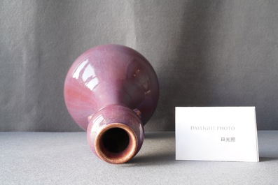 A Chinese monochrome flamb&eacute;-glazed garlic head vase, 19th C.