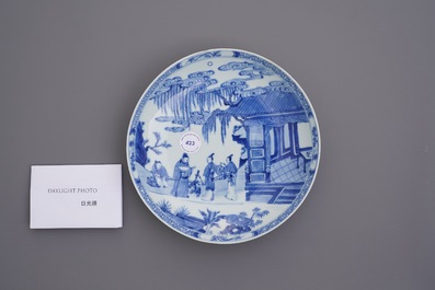 Een Chinees blauw-wit bord met figuren in een landschap, Yongzheng merk en periode