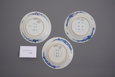 Trois assiettes en porcelaine de Chine en bleu et blanc, marques de Chenghua, Kangxi