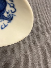 Zeven Chinese famille rose en blauw-witte lepels en een schoteltje met draken, 19/20e eeuw