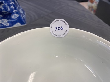 Een Chinese blauw-witte en koperrode stem bowl met onsterfelijken, Republiek