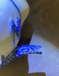 Une th&eacute;i&egrave;re de type cadogan en forme de p&ecirc;che en porcelaine de Chine en bleu et blanc, 18/19&egrave;me