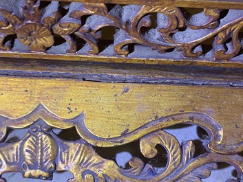 Un &eacute;cran en bois sculpt&eacute; et dor&eacute; pour le march&eacute; Straits ou Peranakan, 19&egrave;me