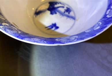 Une verseuse et un bol au tigre en porcelaine de Chine en bleu et blanc, marque et &eacute;poque de Kangxi