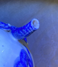 Une th&eacute;i&egrave;re de type cadogan en forme de p&ecirc;che en porcelaine de Chine en bleu et blanc, 18/19&egrave;me