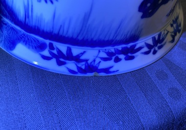 Une verseuse et un bol au tigre en porcelaine de Chine en bleu et blanc, marque et &eacute;poque de Kangxi