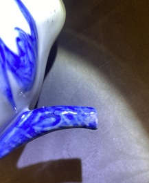 Une th&eacute;i&egrave;re de type cadogan en forme de p&ecirc;che en porcelaine de Chine en bleu et blanc, 18/19&egrave;me