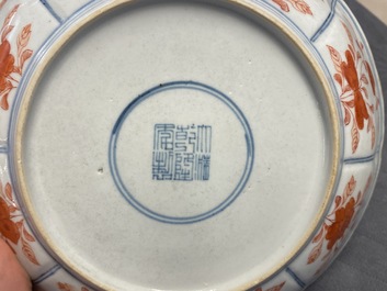 Une assiette en porcelaine de Chine en bleu, blanc et rouge de fer &agrave; d&eacute;cor de lions bouddhistes, marque de Qianlong, 19&egrave;me